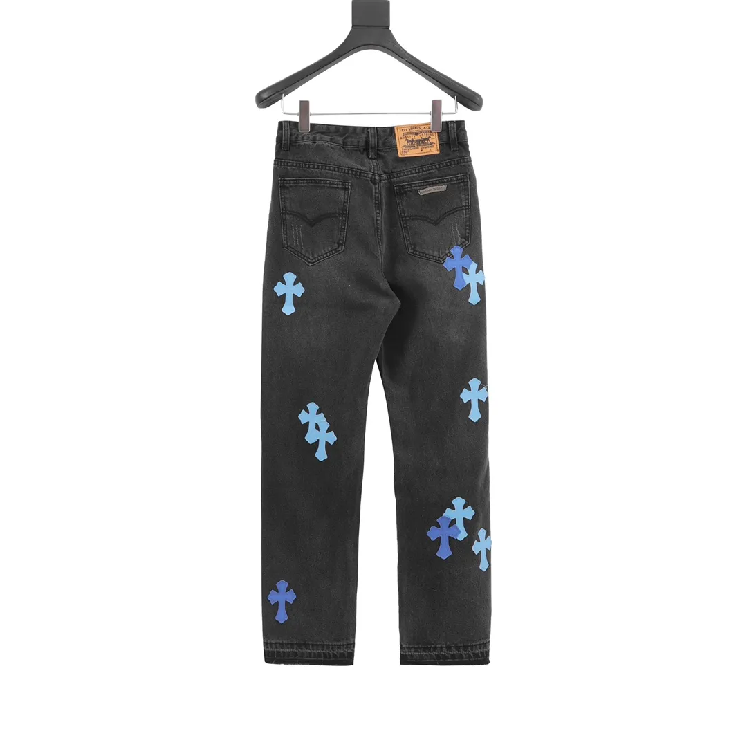 P220 model number Y833 Chrome Hearts/Chrome Hearts classic leather label cross denim trousers After the trousers are finished, they are subjected to heavy enzyme stone grinding and rinsing. Each pair is different in washing. The heavy washing process has many hidden secret details. The trousers featured this time are perfect in terms of shape and upper body. It is no exaggeration to say that it takes more time to make 20 short-sleeves than to make one pair of jeans. The fabric is made of 12.2 ounces of high-quality denim. Only denim with 12 ounces or more can have the unique high-end texture of denim. I am very satisfied with the proofing after several washes. Size:28-34